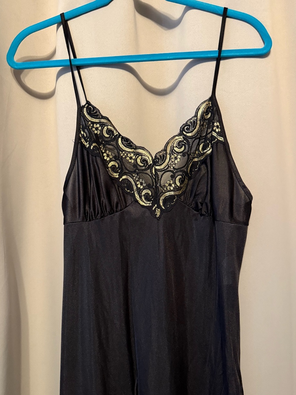 Vintage Lady Cameo Dallas Black Slip with Gold Accents Size Medium - Picture 3 of 13